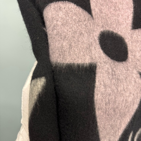 Louis Vuitton Scarf - Picture 3 of 5